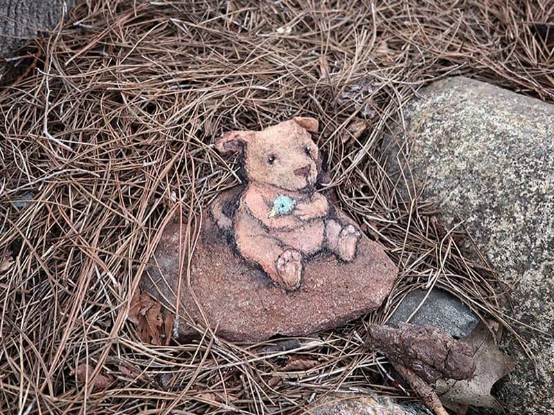 نقاشی کوچک خرس با جوجه ای در بغل