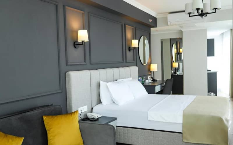 اتاق خواب بزرگی با دکوراسیون طوسی در هتل فونتانا ورده