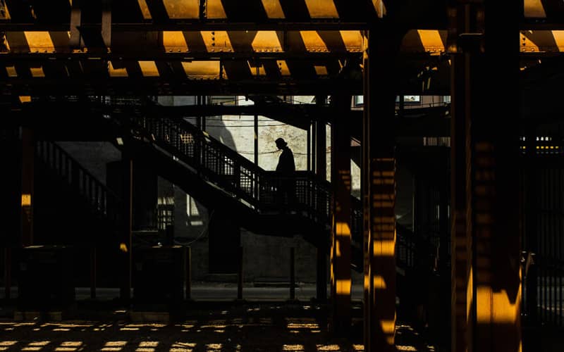 زنی در حال بالارفتن از پلکان آهنی