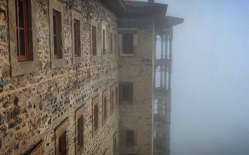 عمارتی تاریخی در مه در ترکیه