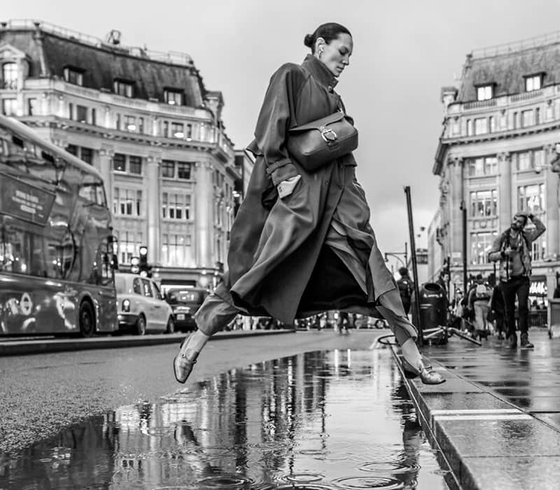 زنی در حال عبور از خیابان