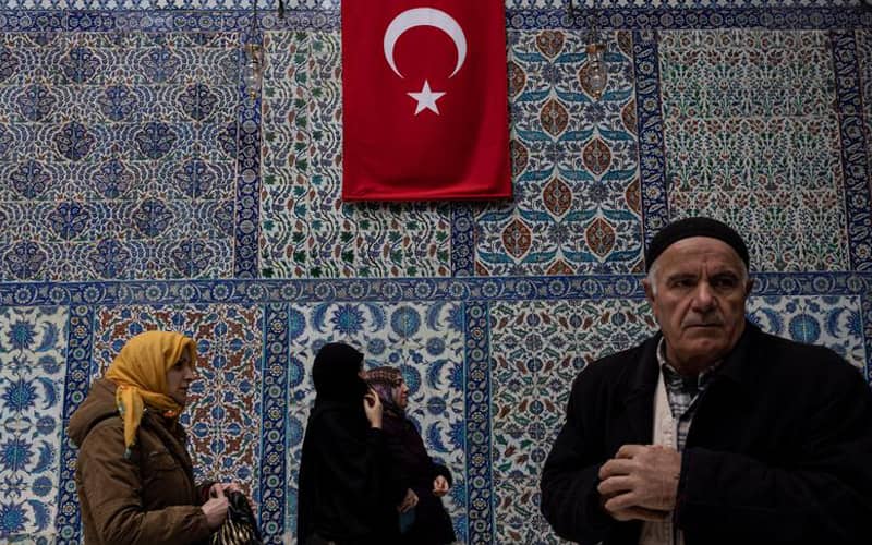 تردد مردم در مسجدی در ترکیه