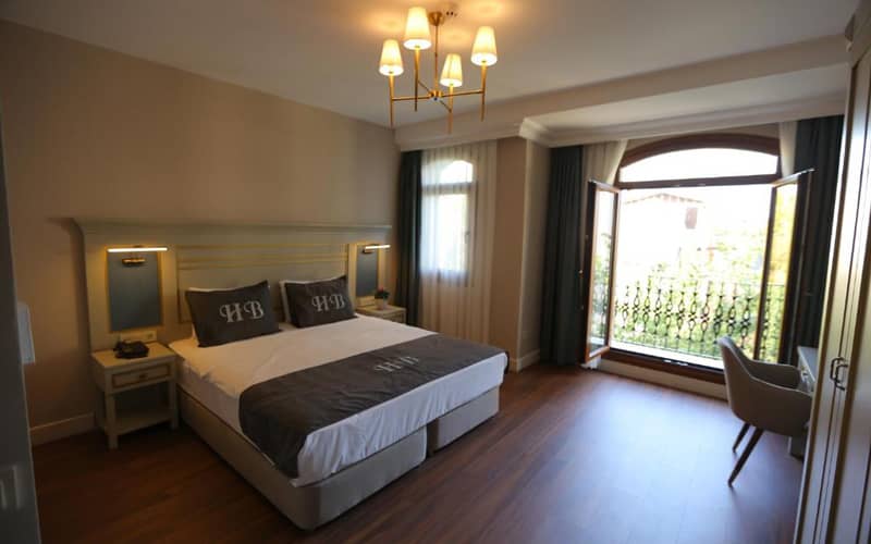 اتاق بزرگی با تخت دونفره در هتل حاجی بایرام