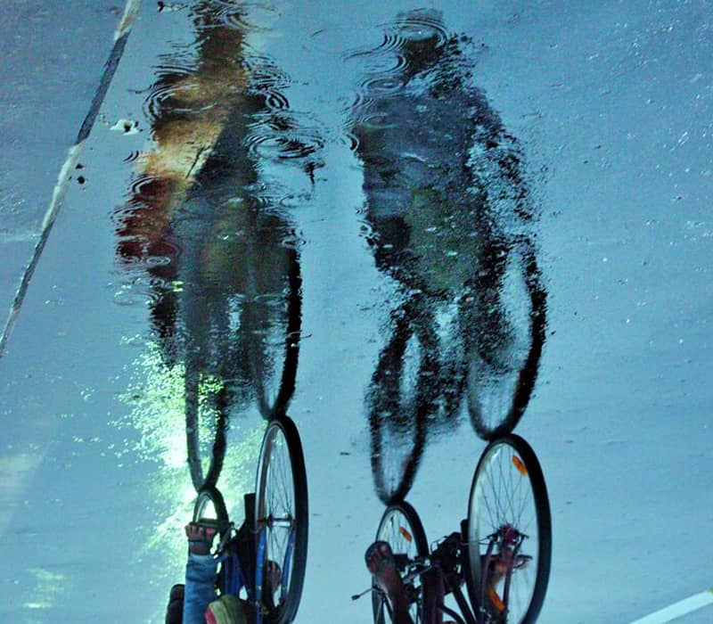 سایه دو دوچرخه سوار در آب