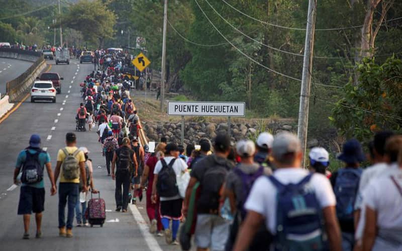 صف مهاجران در مرز مکزیک و آمریکا