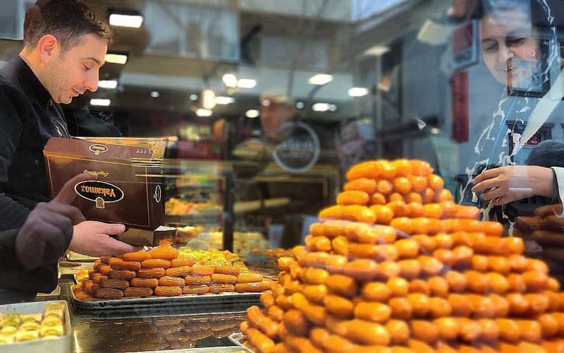 سینی زولبیا در مغازه ای در ترکیه