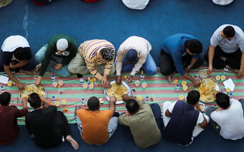 عکس هوایی از افطاری خوردن مردان