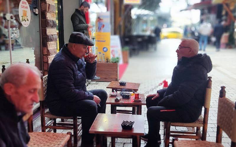 مشتریان مشغول خوردن چای در کافه ای در ترکیه