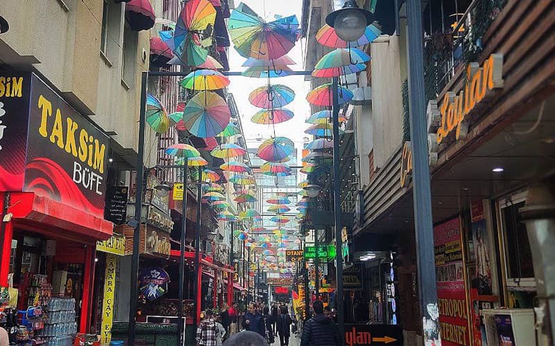کوچه ای با چترهای رنگارنگ در ترکیه