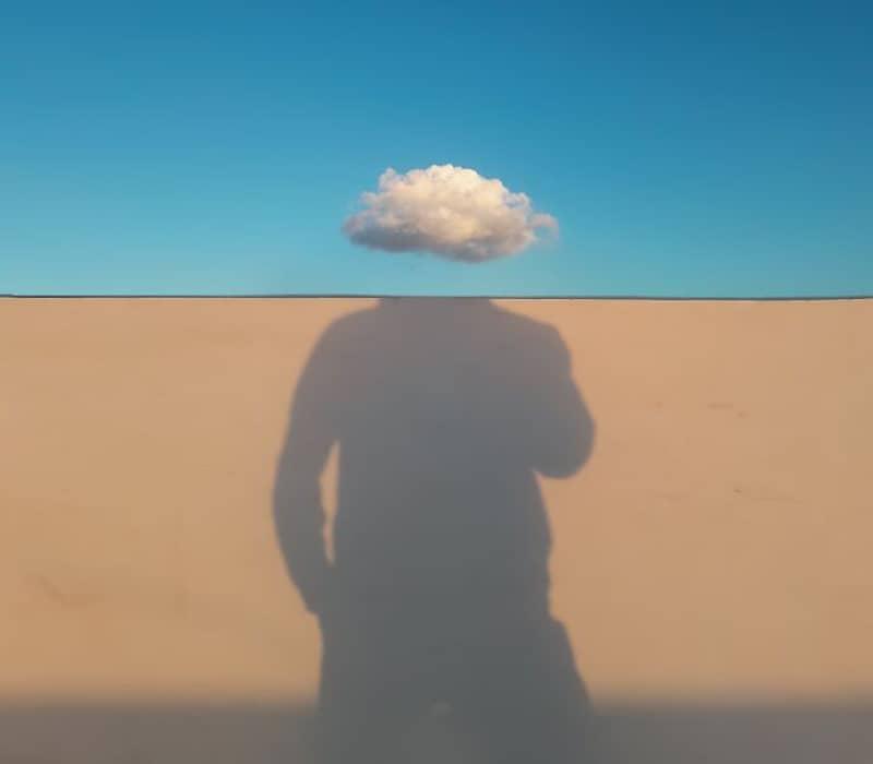 عکسی از سایه انسان و ابر