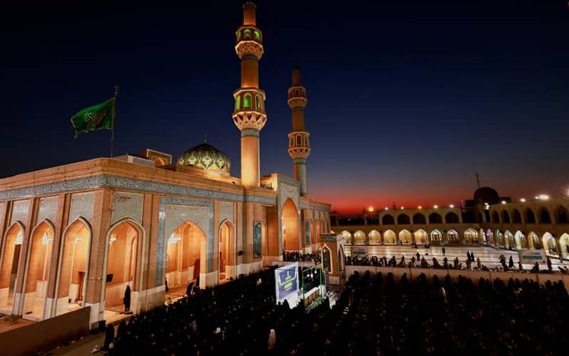 نماز جماعت در حیاط مسجدی بزرگ