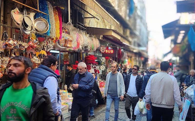تردد مردم در بازاری در ترکیه