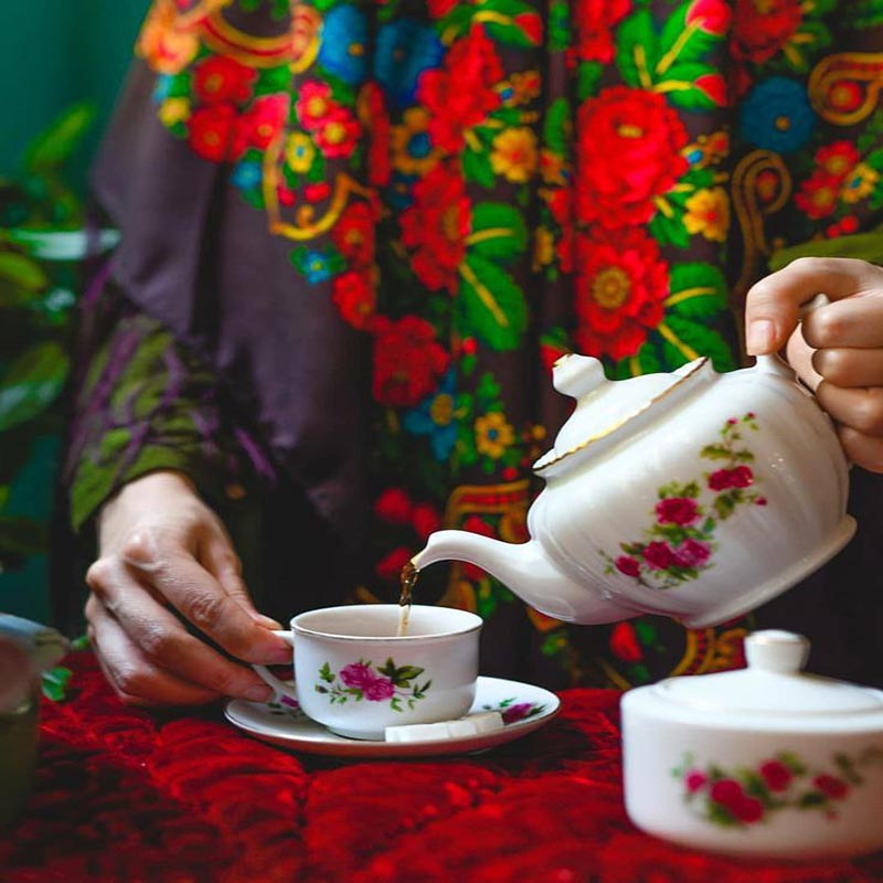 قوری و فنجان گل سرخی ایرانی
