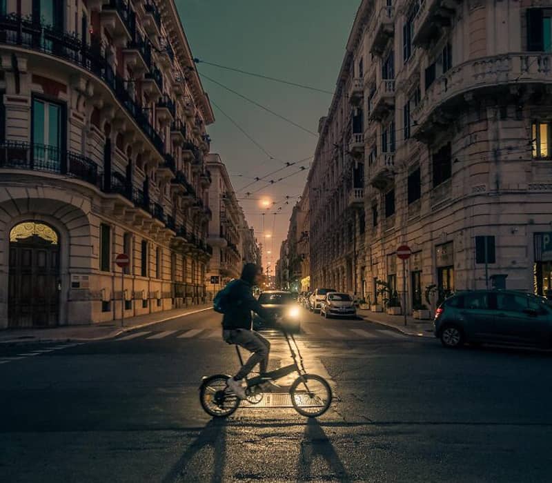 عبور یک دوچرخه سوار از خیابانی در شب