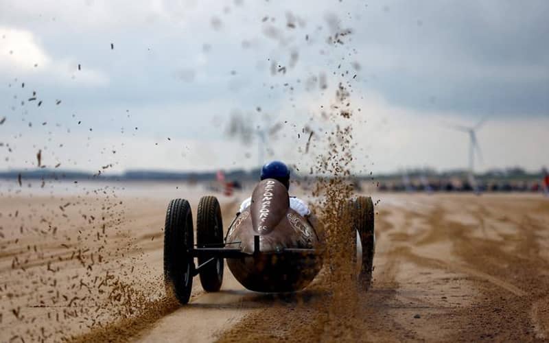 عکس ماشین مسابقه در زمین گل‌آلود