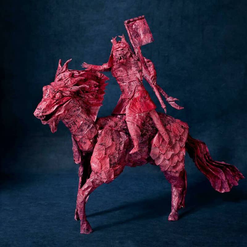 اسب سواری به رنگ قرمز از جنس کاغذ