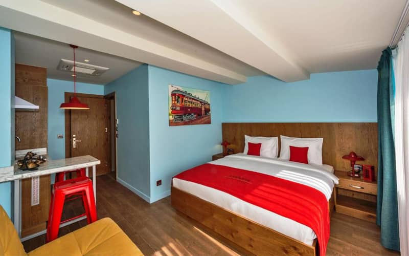 اتاقی ساده با دکور قرمز در هتل تکسیم نیس