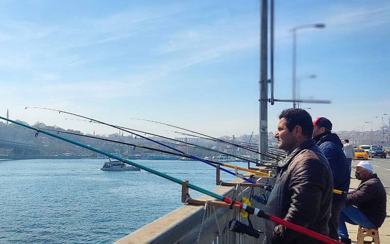 ماهیگیری مردم در تنگه بسفر استانبول