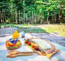 سرو غذا در محوطه زیبای بومگردی بهشت موشنگاه؛ منبع عکس: اینستاگرام paradise_ecolodge، عکاس: نامشخص