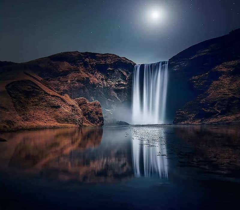 عکس آبشاری کوتاه در شب