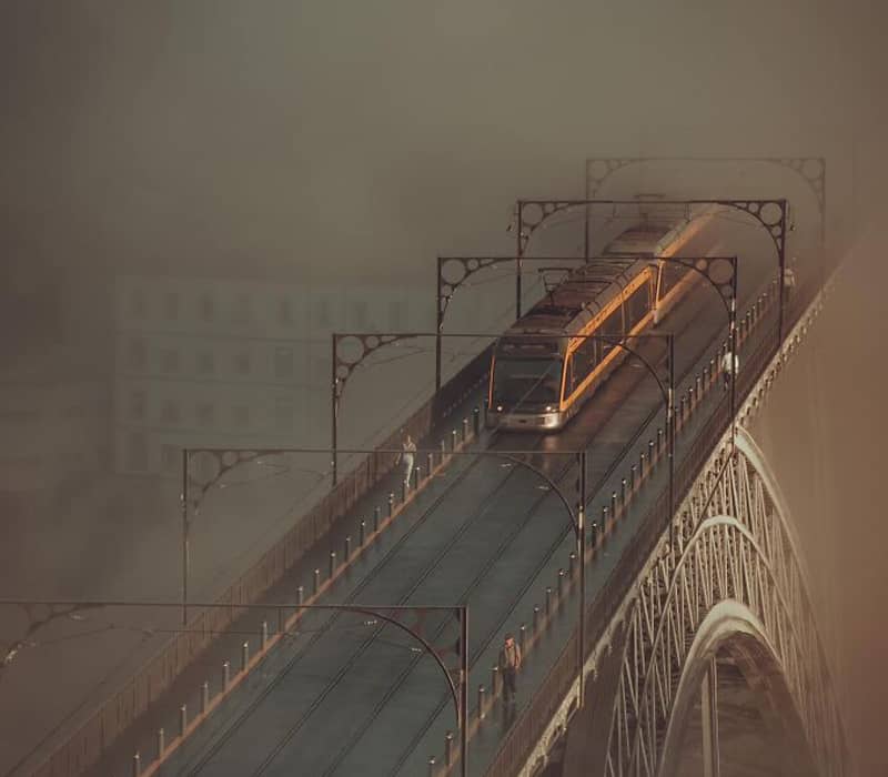 عبور قطار از روی پلی مه گرفته