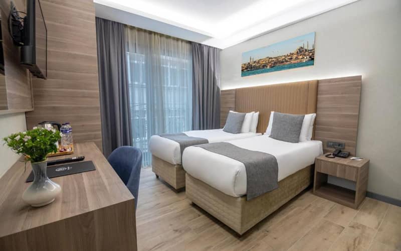 اتاق دوتخته با دکوراسیون چوبی در هتل اومیا