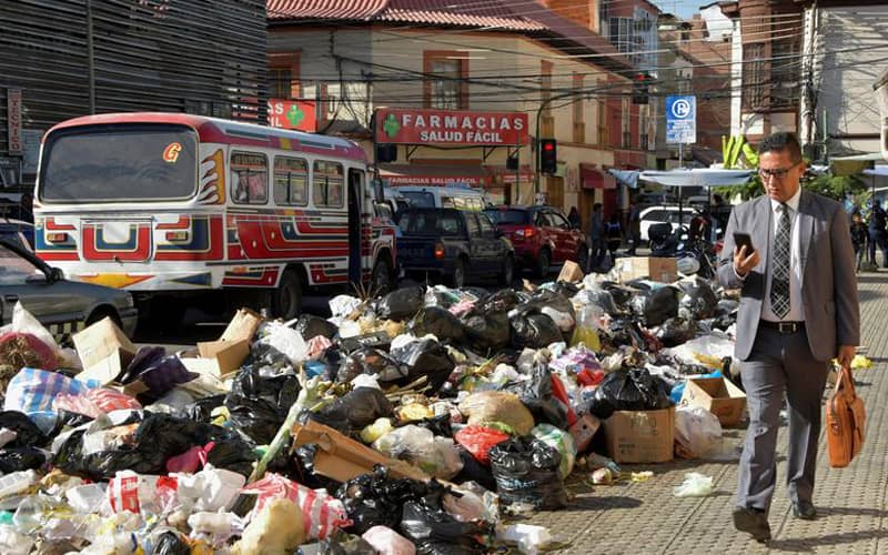 انباشت زباله در خیابان شهر