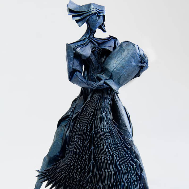 مجسمه کاغذی زنی سیاه‌پوش