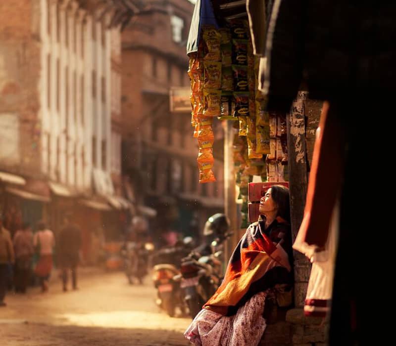 زنی در حال استراحت در کنار خیابان