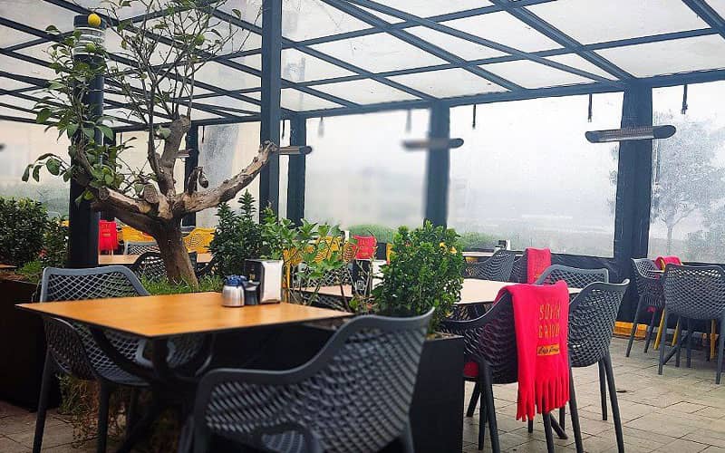 رستورانی بدون مشتری در مه در استانبول