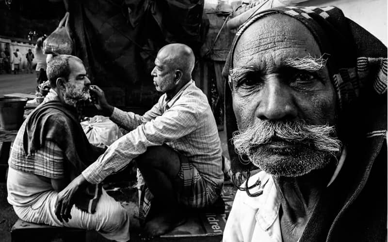 عکسی از یک پیرمرد و آرایشگر هندی