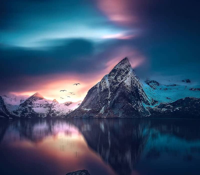 انعکاس تصویر کوهی بزرگ در دریاچه