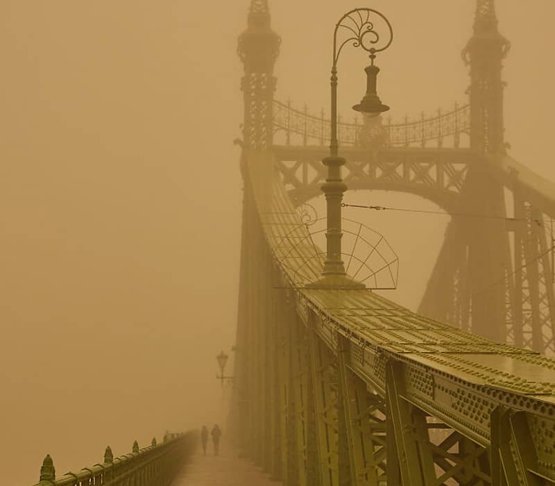 هوای غبارآلود در اطراف یک پل بزرگ