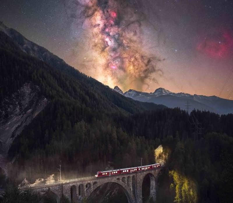 کهکشان راه شیری در بالای مسیر راه آهن