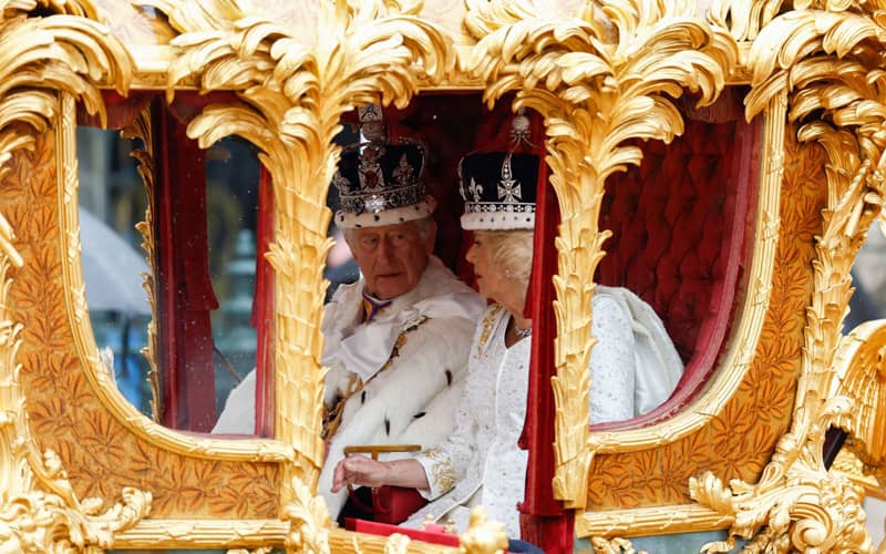 پادشاه بریتانیا و همسرش در مراسم تاجگذاری