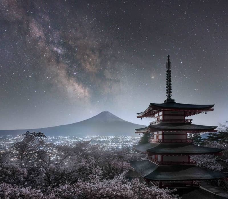 کهکشان راه شیری در بالای کوه فوجی