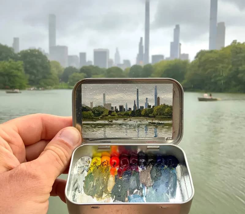 نقاشی شهری در کنار رودخانه روی قوطی فلزی