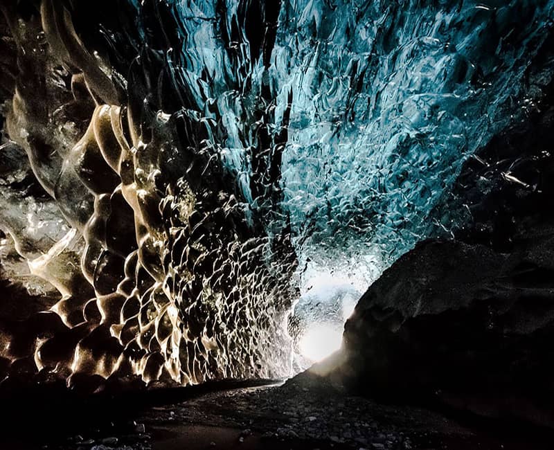 تابش نور خورشید به داخل غاری یخی در ایسلند