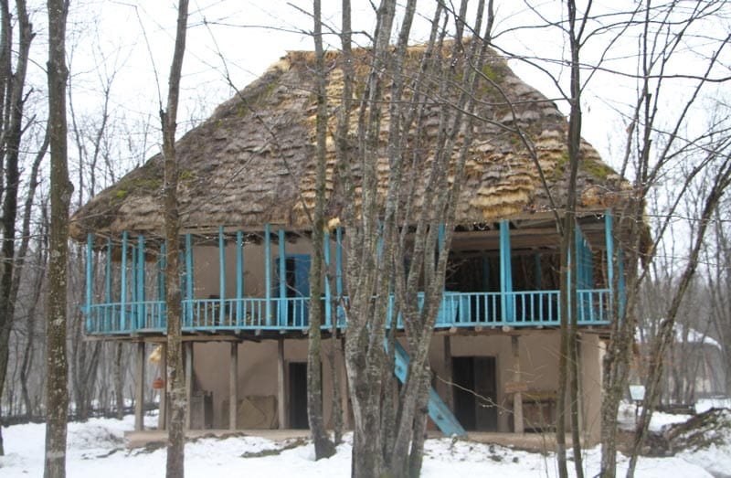 موزه میراث روستایی گیلان در زمستان پوشیده از برف