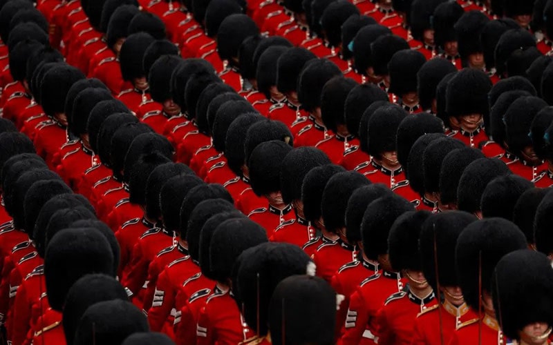 رژه گارد سلطنتی بریتانیا با لباس مخصوص
