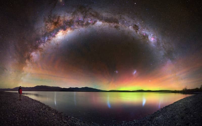 کهکشان راه شیری در بالای دریاچه