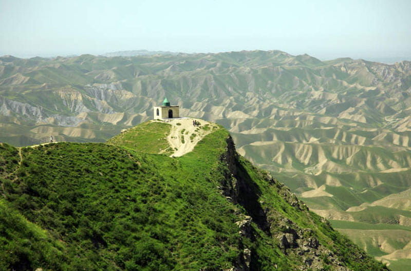 زیارتگاه خالد نبی در ترکمن صحرا بر فراز تپه سرسبز از نمای دور