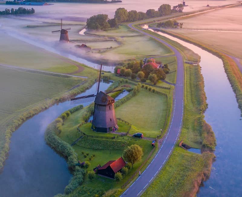 عکس هوایی از آسیاب بادی در هلند