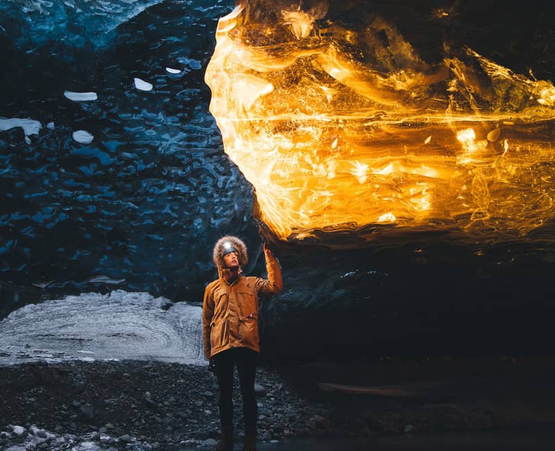 قطعه سنگی طلایی رنگ در یک غار در ایسلند