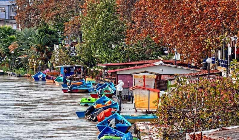 قایق های تفریحی در اسکله بابلسر کنار درختان پاییزی