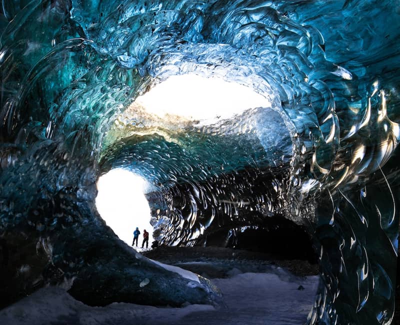 فضای داخلی غاری یخی در ایسلند