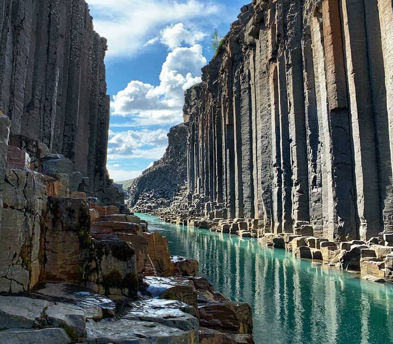 جریان رودخانه از میان دیواره های سنگی بلند