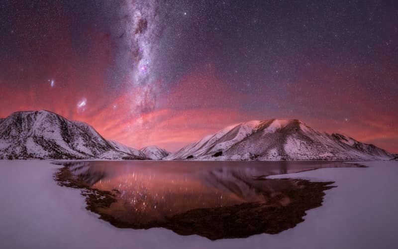 کهکشان راه شیری بالای دریاچه ای برفی