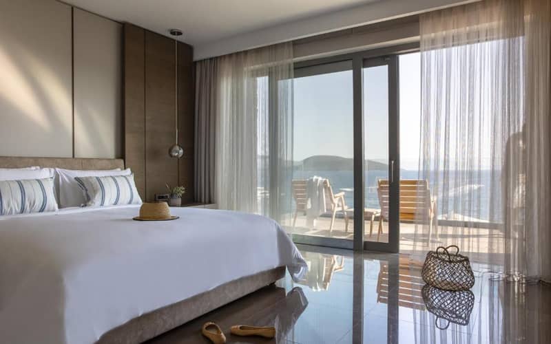 اتاق خواب بزرگی مشرف به دریا در هتل و تفرجگاه ساحلی مت بدروم