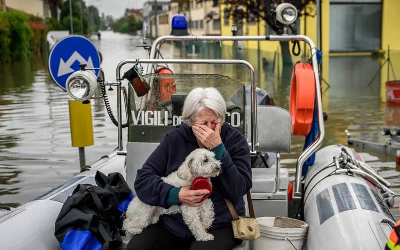 گریه زنی سالخورده در جریان سیل ایتالیا